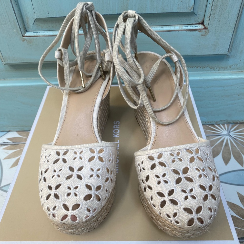 Micheal Kors Darci style closed toe lace up wedges in Natural Jute 👡